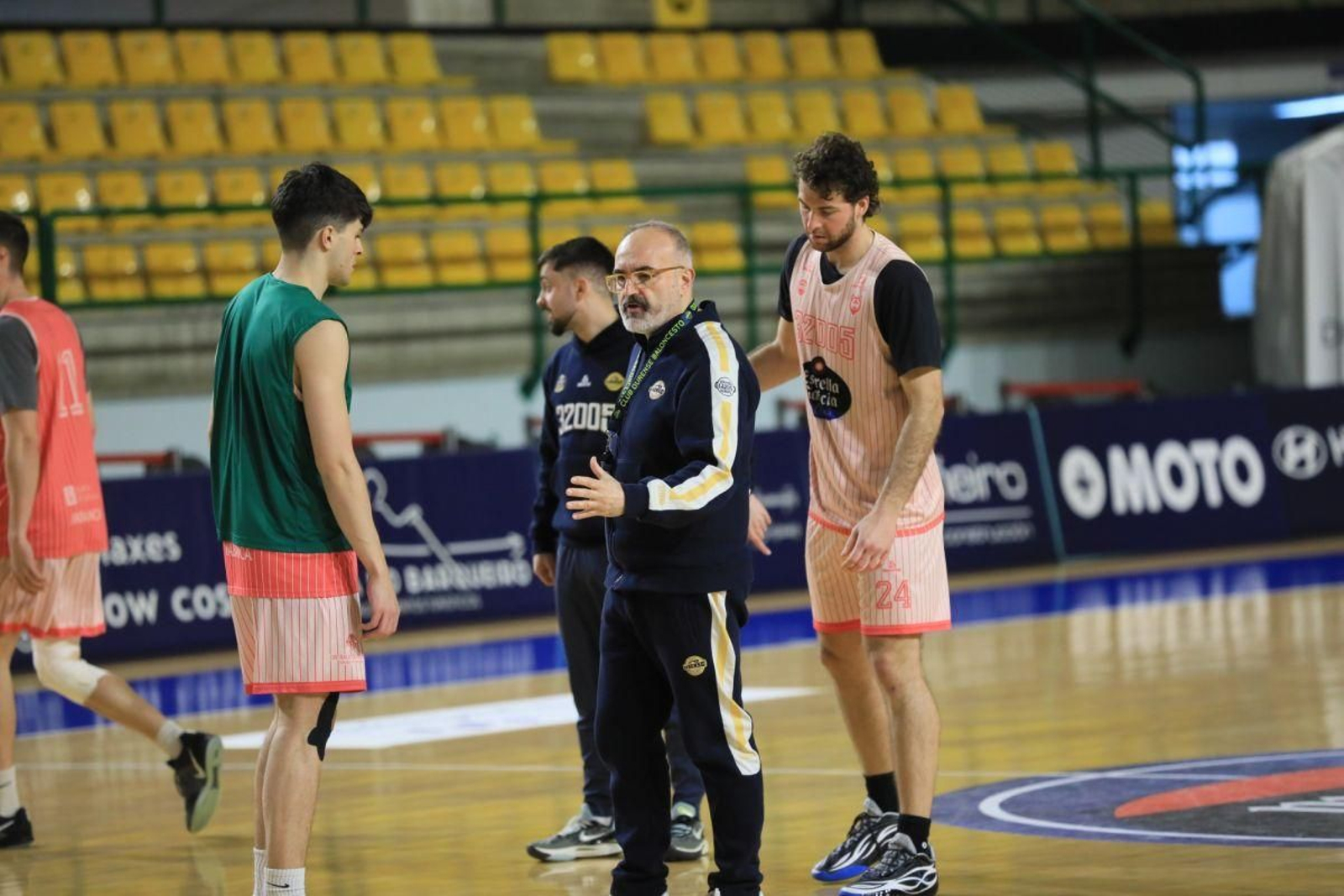 Moncho López conversa con McDonnell durante un entrenamiento en el Pazo.