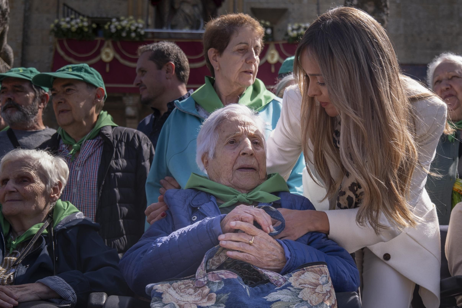 Fabiola García junto a algunos de los mayores que asistieron a la misa.