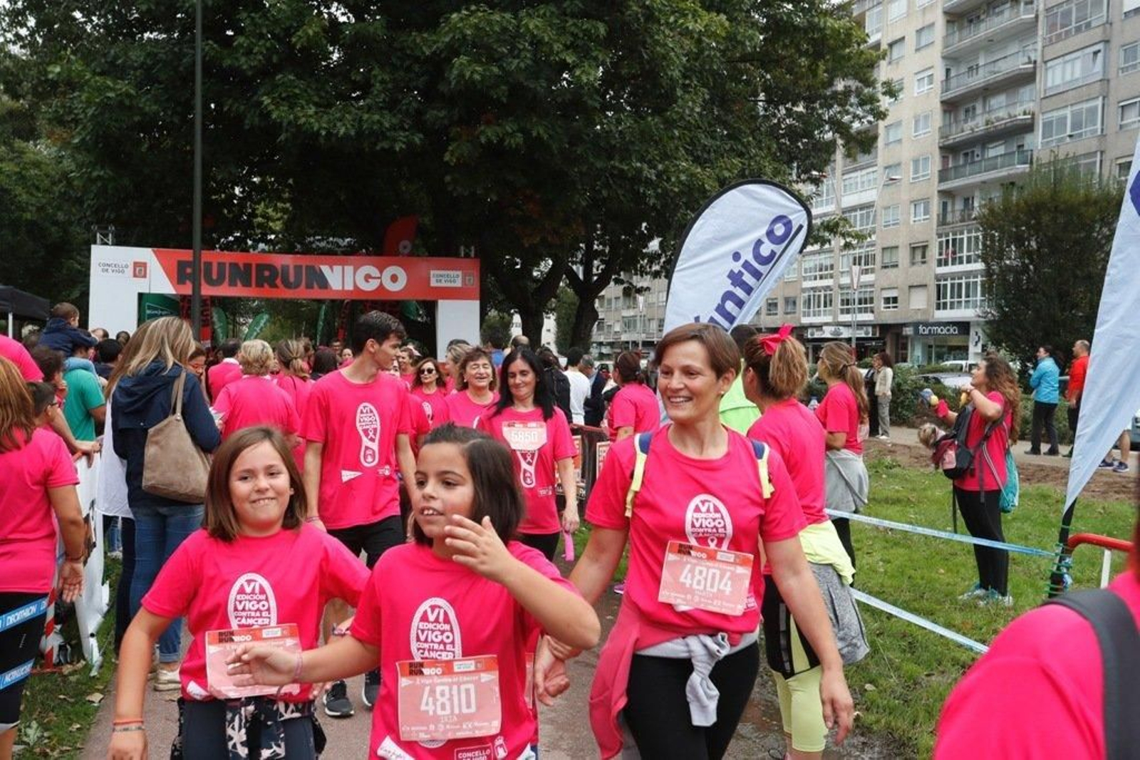 El color rosa abarrotó la Avenida de Castelao - JV Landín 137