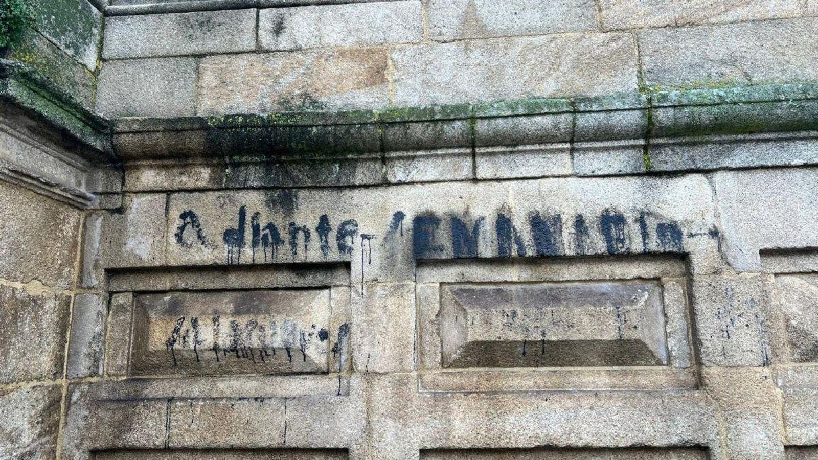 Á pintada de “Viva Lezón” tamén lle deron unhas “fretas” para tentar borrala.