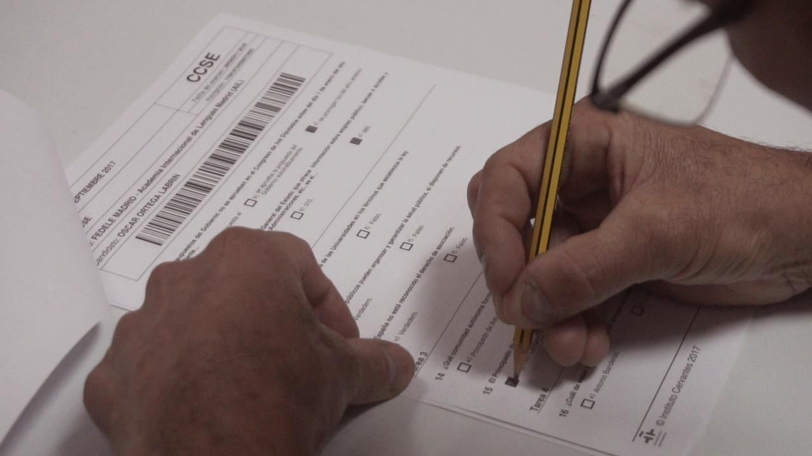 Un migrante residente extranjero realiza la prueba CCSE del Instituto Cervantes.