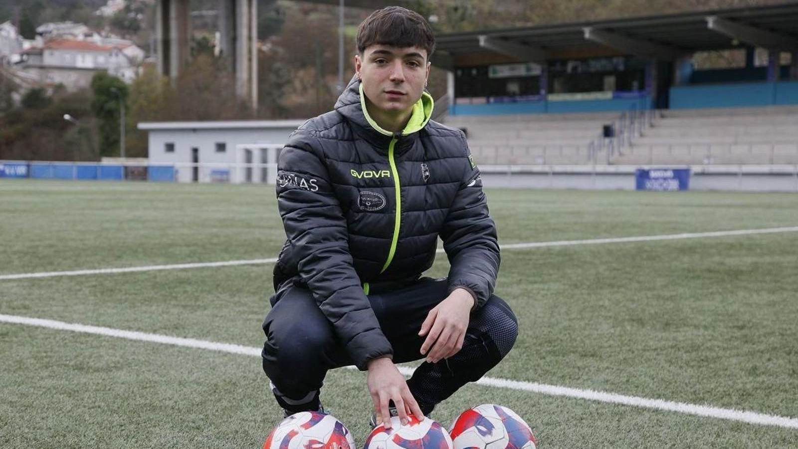 Brais, trigoleador con el Peroxa, en el campo de Barbadás donde fueron sus inicios.