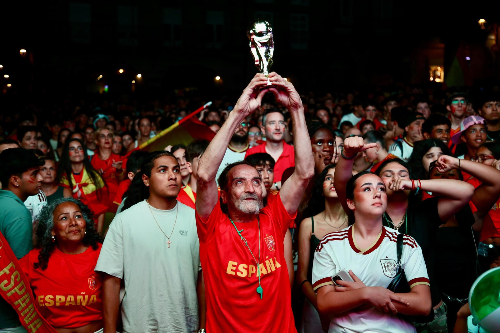 Galería | La provincia de Ourense se tiñe de rojo para apoyar a España en la final del Mundial
