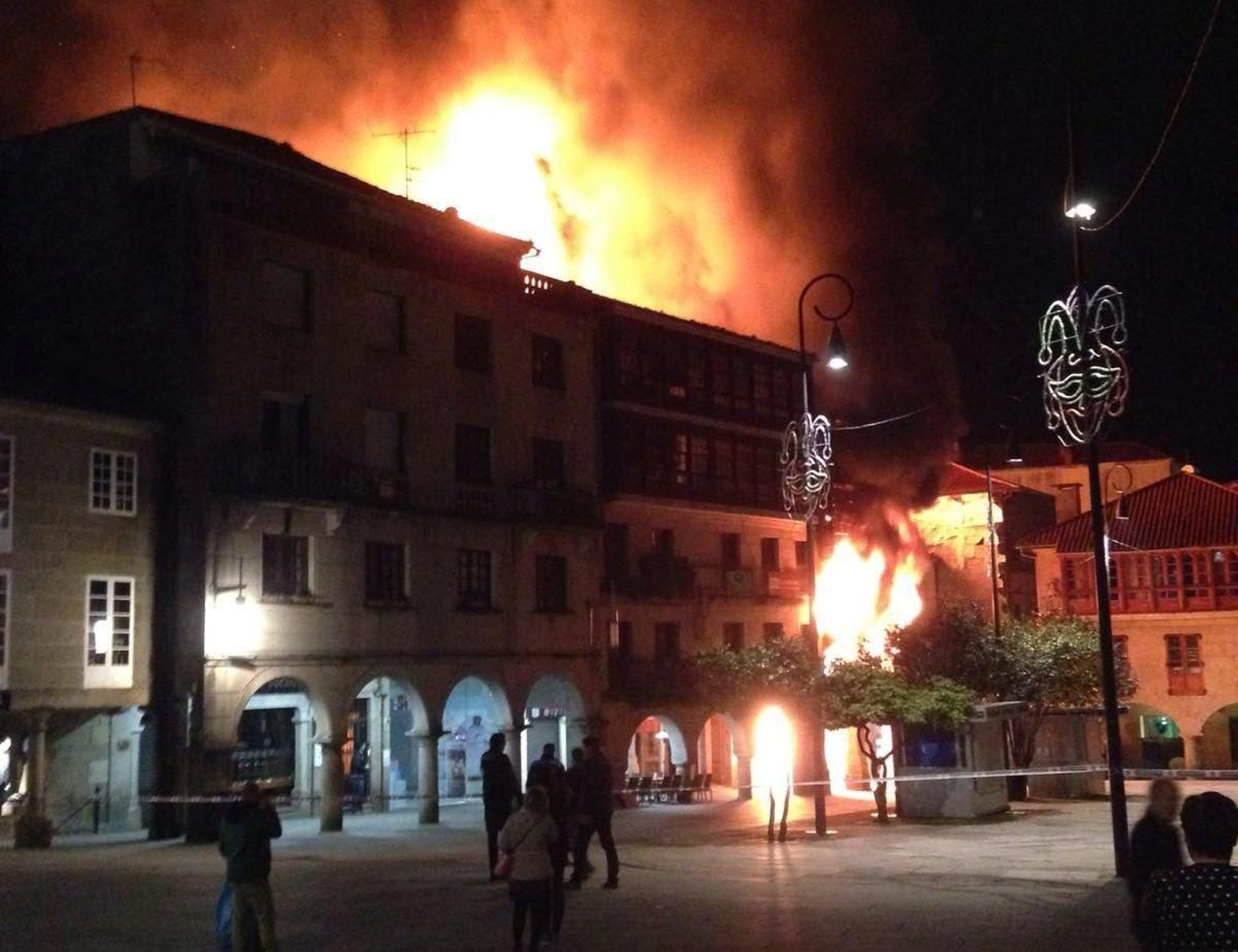 Un incendio arrasa un edificio en la zona vieja de Pontevedra