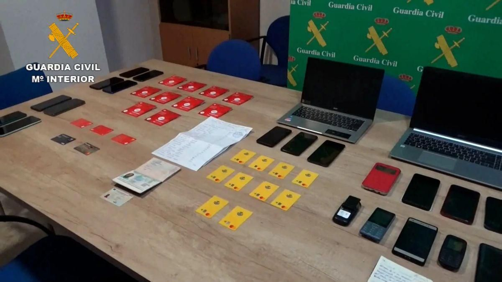 La Guardia Civil intervino numerosos teléfonos móviles y tarjetas bancarias en la operación.