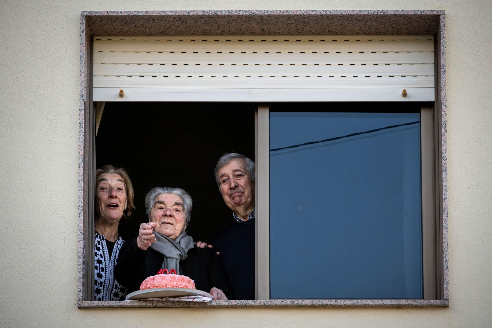 Modesta Pérez y María Dolores Álvarez con la tarta de cumpleaños, en su casa de San Benito.// FOTO: ÓSCAR PINAL