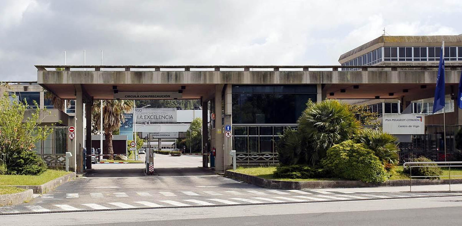 La fábrica de Stellantis Vigo, ayer cerrada por completo. Hoy se incorporará el equipo de mantenimiento.