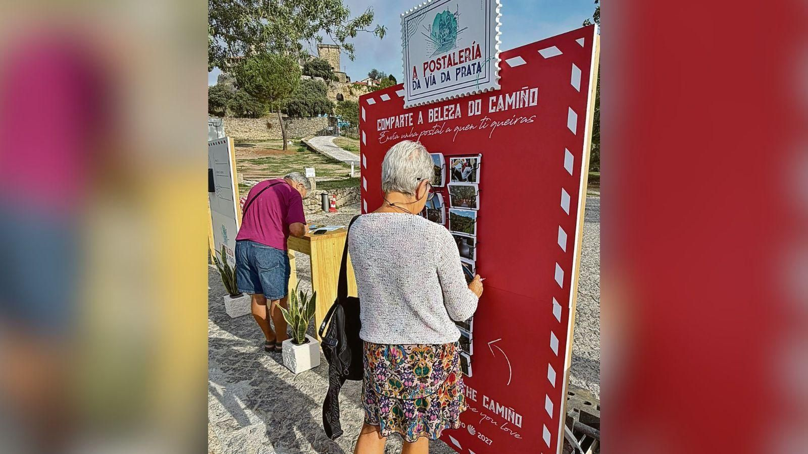Dos visitantes enviando postales.