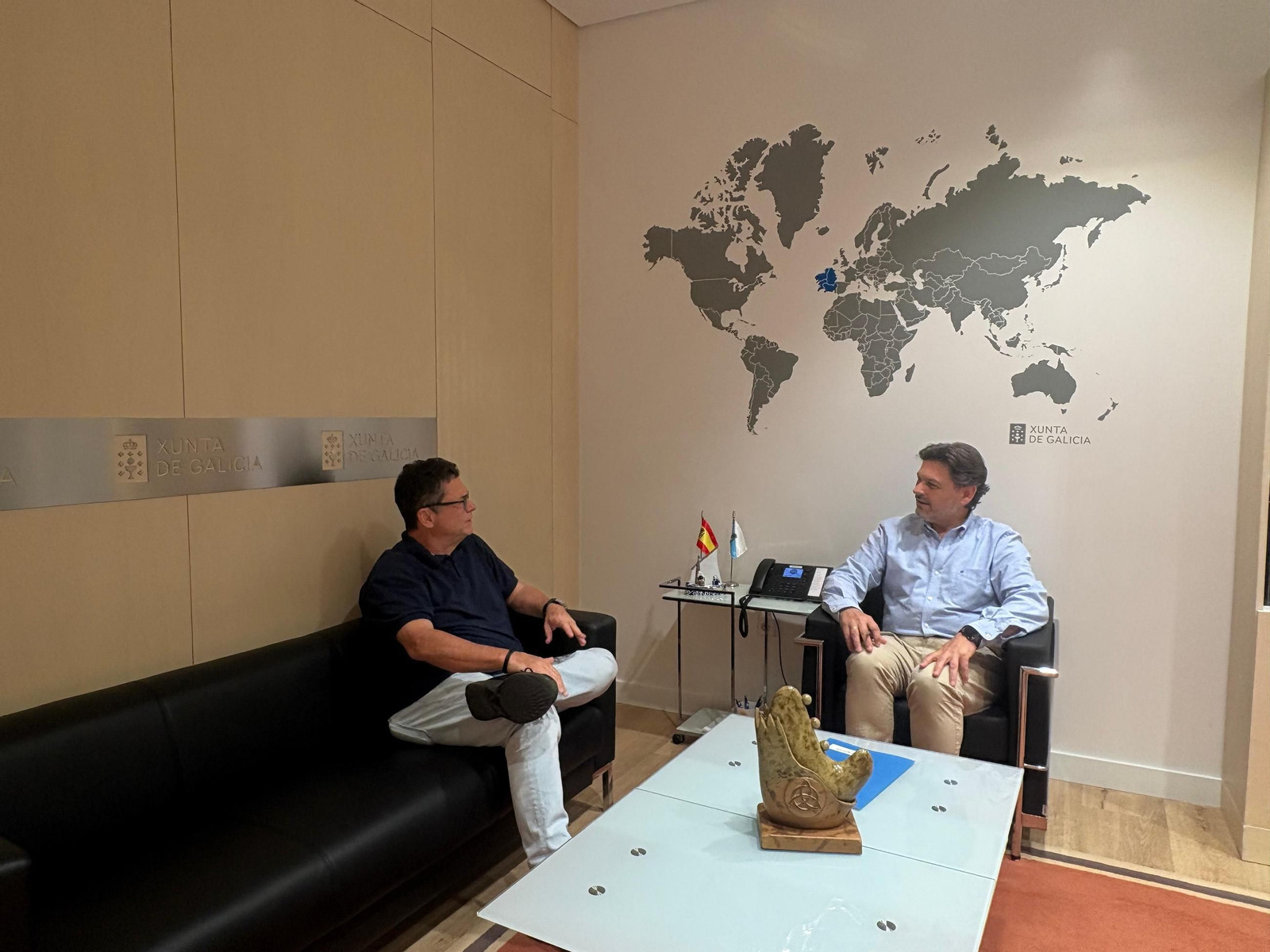 Reunión entre el secretario xeral da Emigración y los responsables del Galicia Esporte Clube