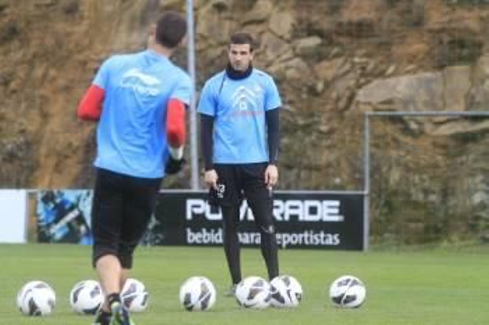 Javi Varas observa la carrera de Sergio en un entrenamiento de la semana pasada. (Foto: J.V. LANDÍN)