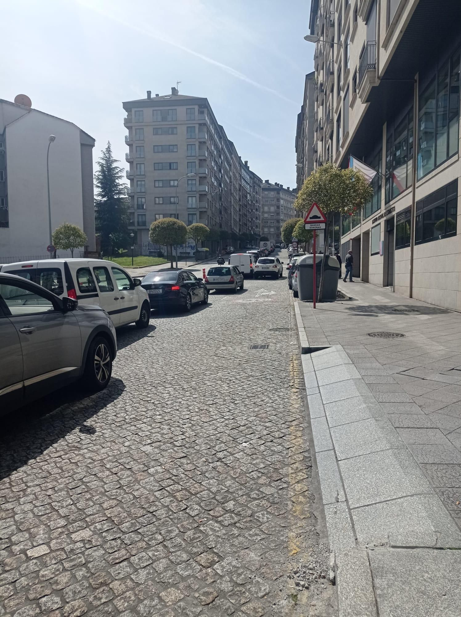 Galería | Obras, inicio de fin de semana y vuelta ciclista crean caos vial en Ourense