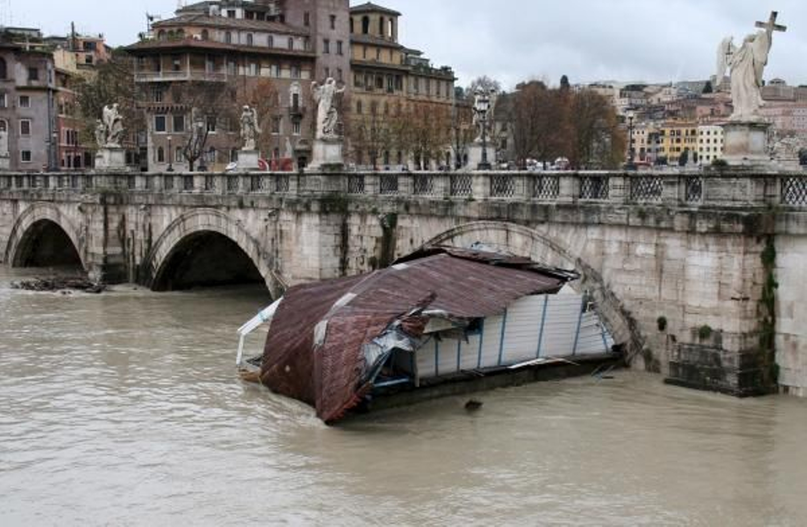 Imagen de la barcaza que se estrelló contra el puente de Sant´Angelo en el río Tíber. (Foto: Peri Percossi)