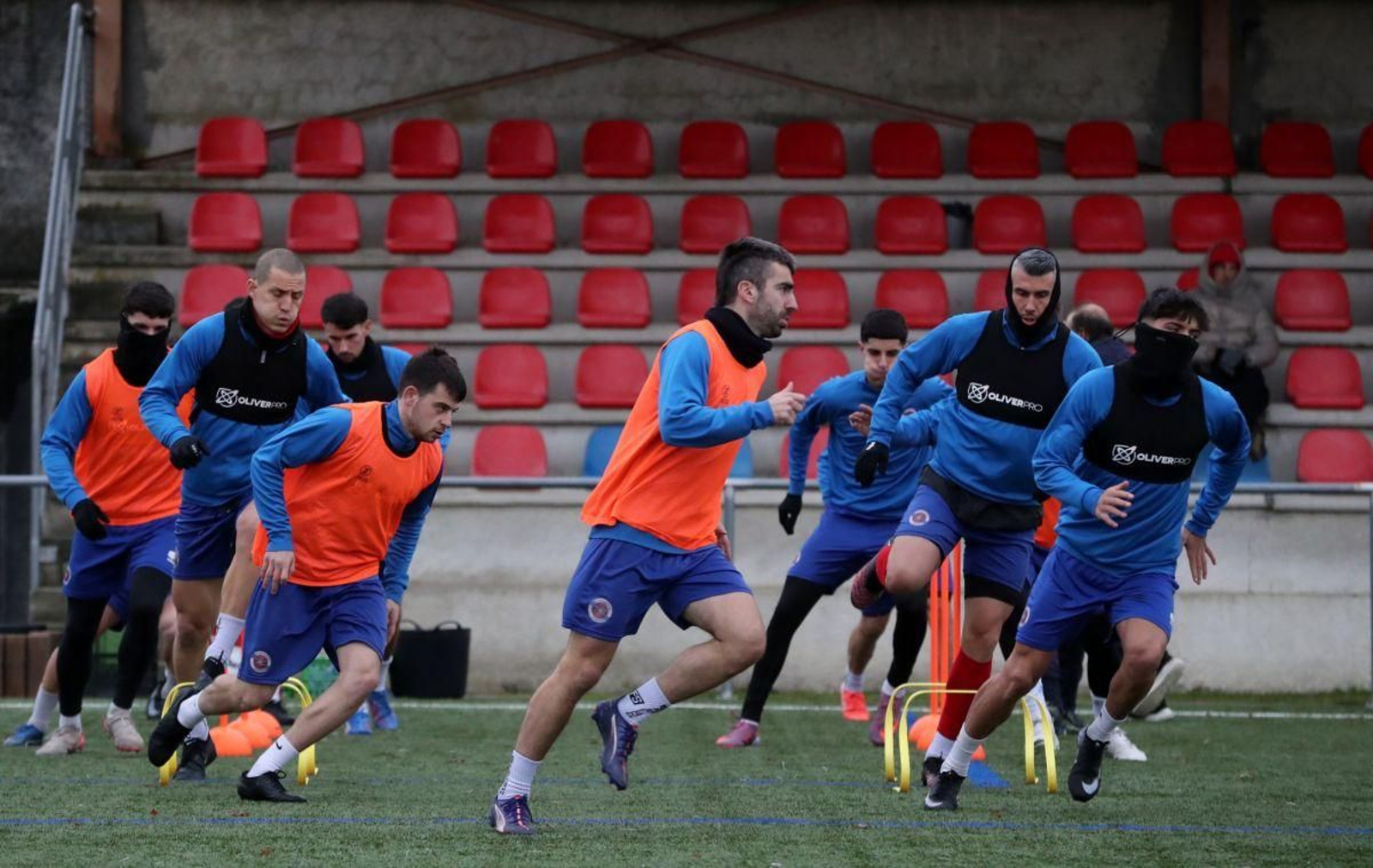 Los jugadores de la UD Ourense se ejercitan en el campo de Albán (Coles).