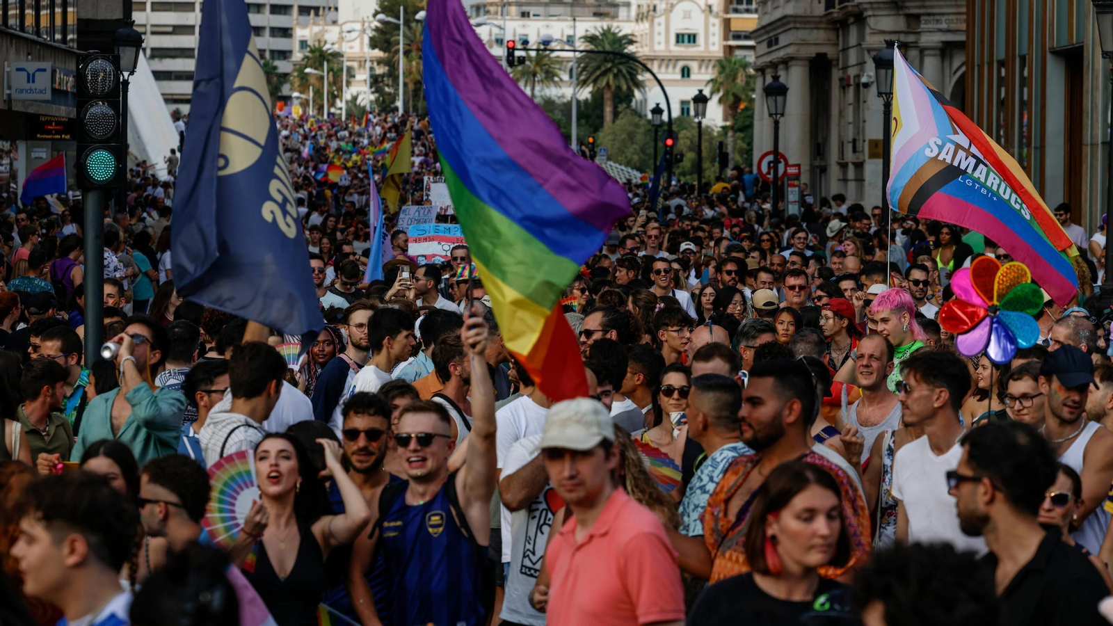 Cientos de personas durante la manifestación del Orgullo LGTBI+ en Valencia