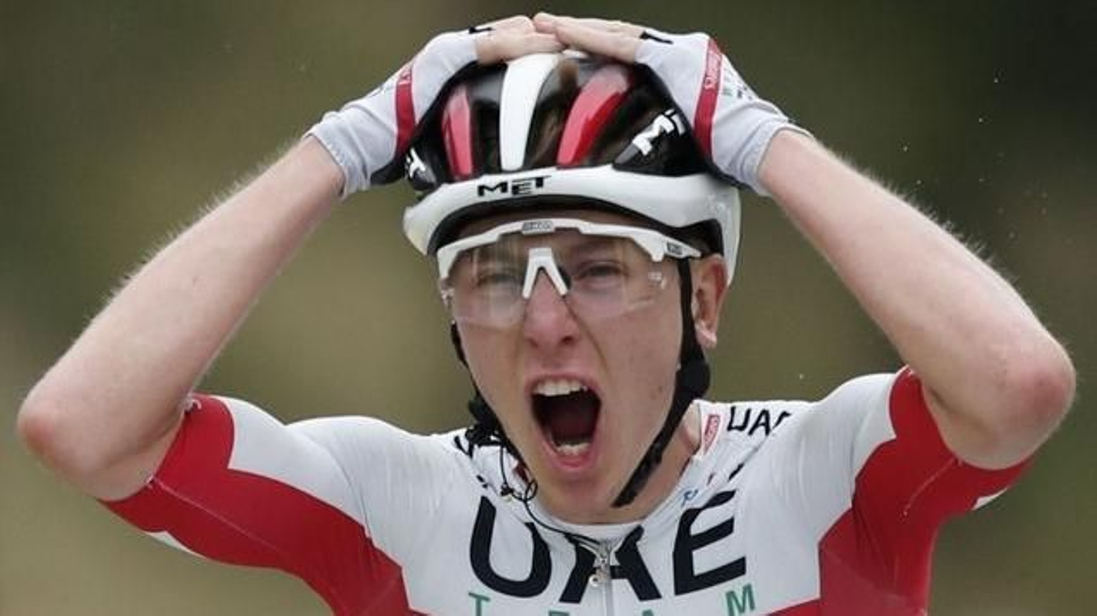 Tadej Pogacar celebra su victoria, ayer, en la meta de Laruns.