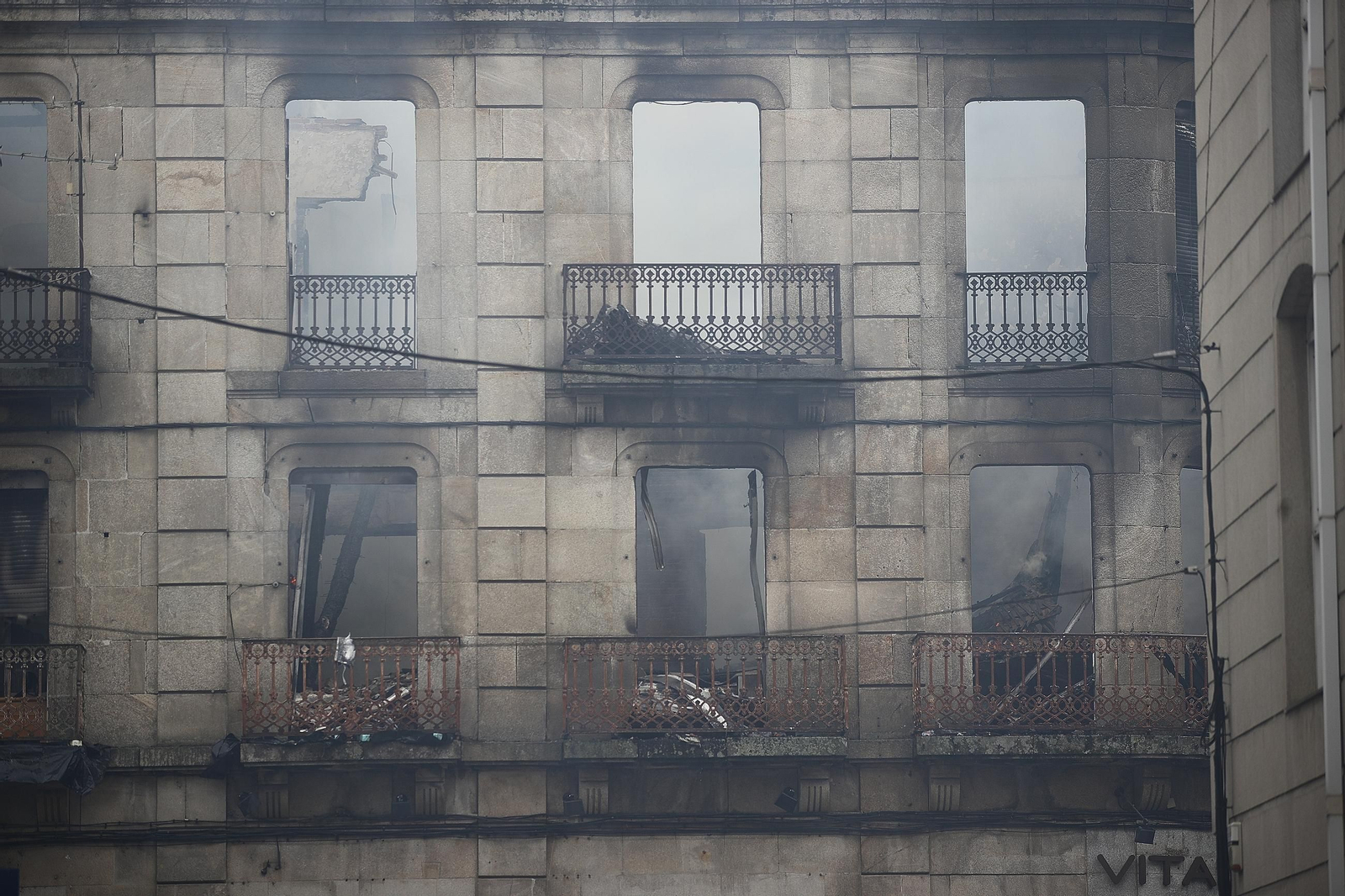 Galería | Así fue el voraz fuego que calcinó un edificio en A Ponte, en imágenes