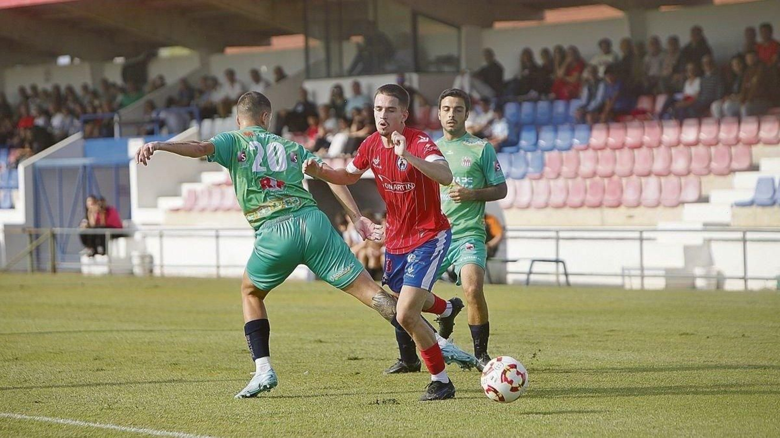 El mediapunta del Verín, Iván. (Foto: Miguel Ángel)