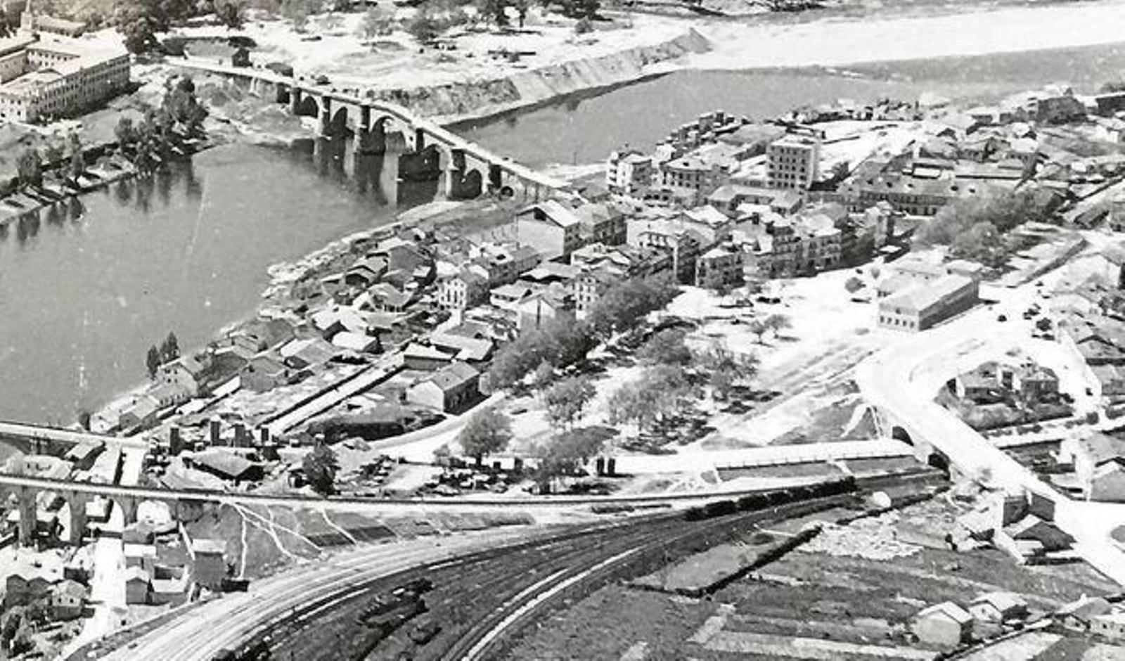 Vista aérea de A Ponte, entre la línea de tren y la zona de As Termas, en los años 50. (Foto cedida por Rafael Salgado.)