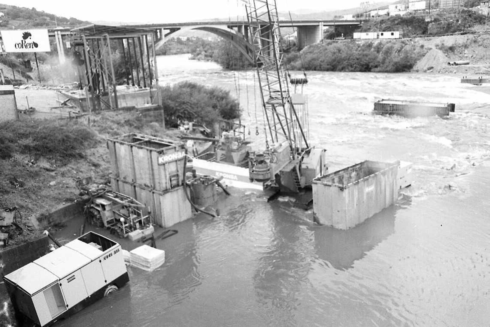 La construcción del emblemático Puente del Milenio hace 25 años cambiaba el skyline de Ourense, en fotos
