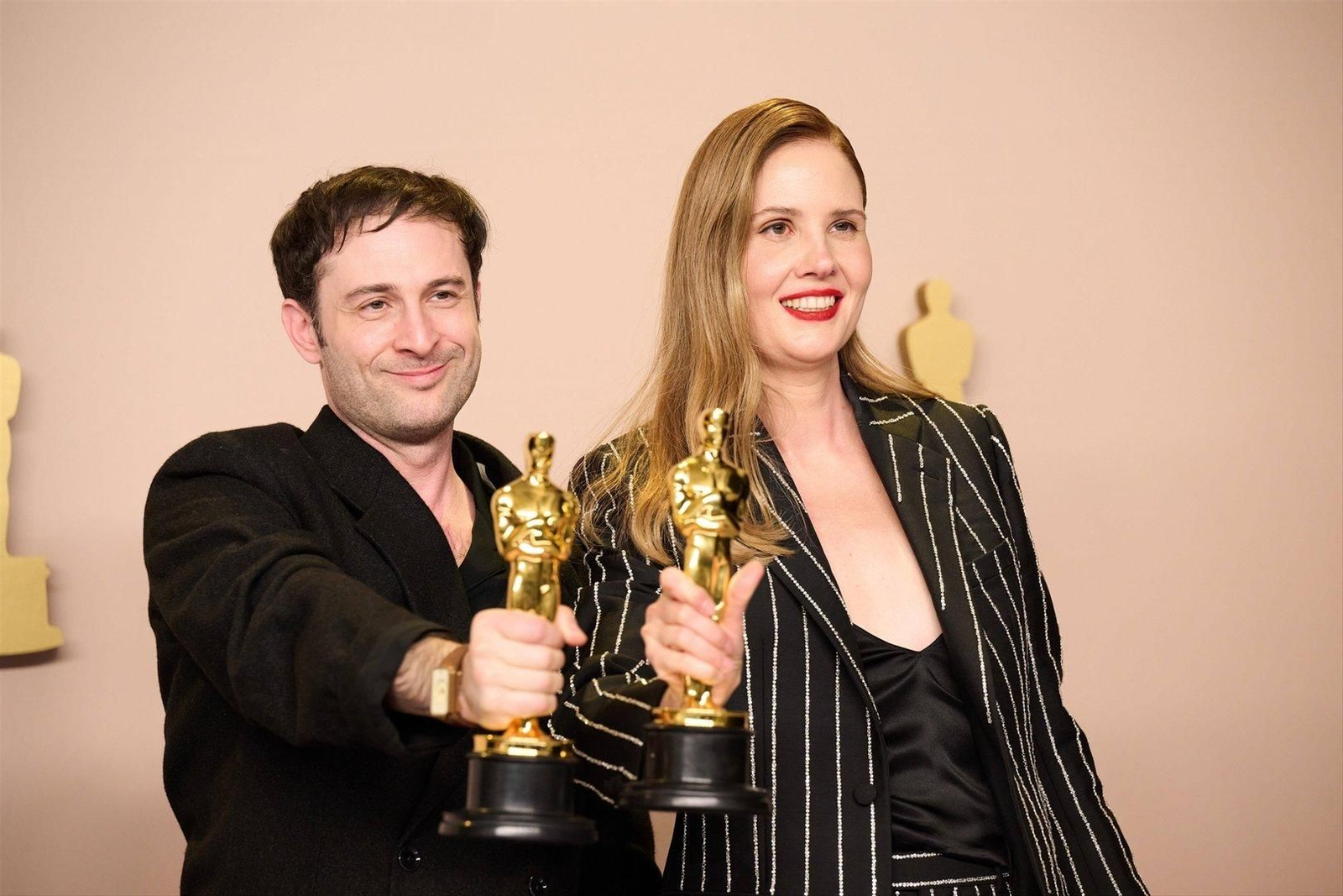 Arthur Harari y Justine Triet, ganadores del Oscar a Mejor guion original por "Anatomía de una caída".