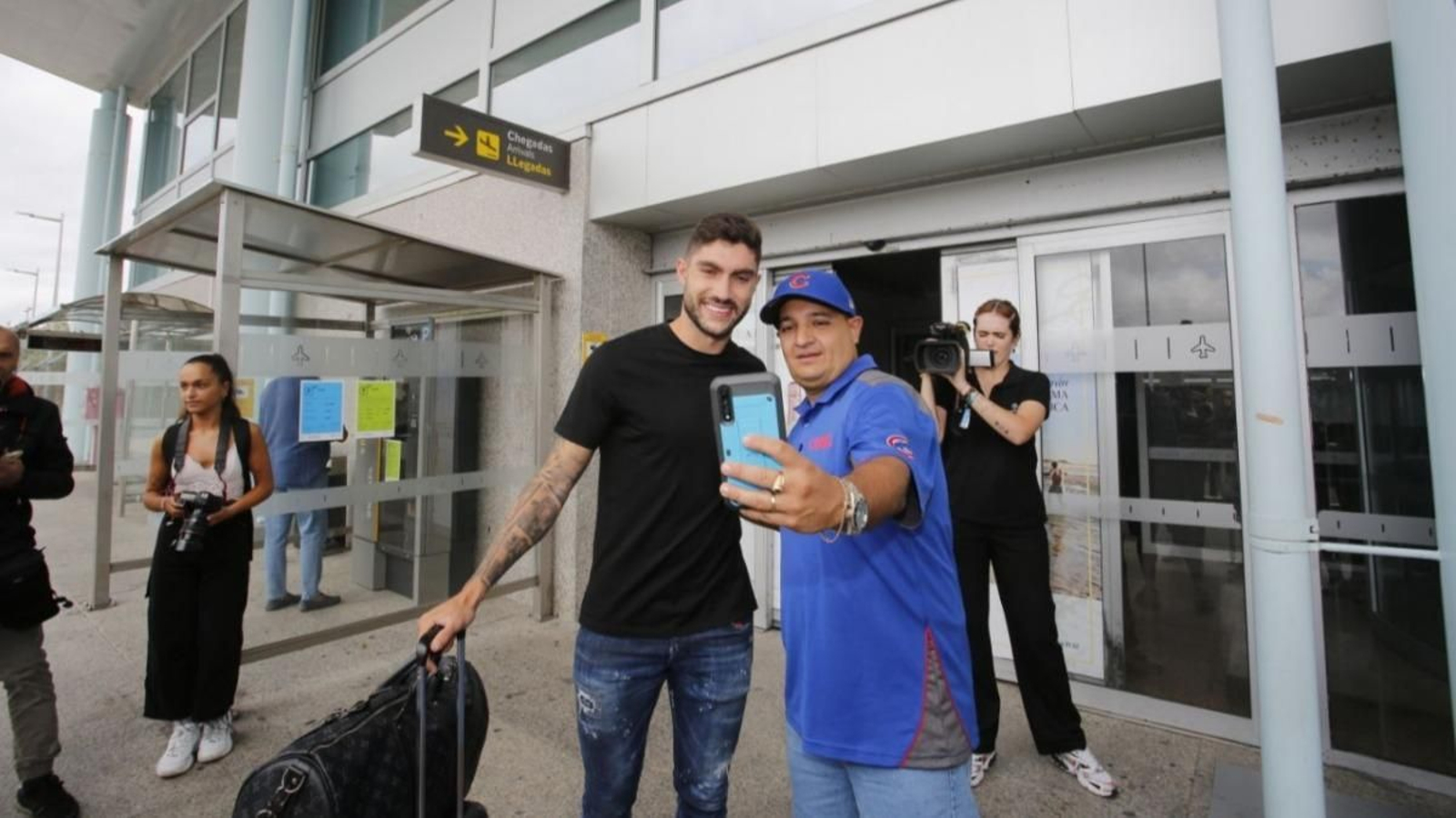 Unai Núñez aterrizó a primera hora de la tarde de ayer en el aeropuerto vigués de Peinador.
