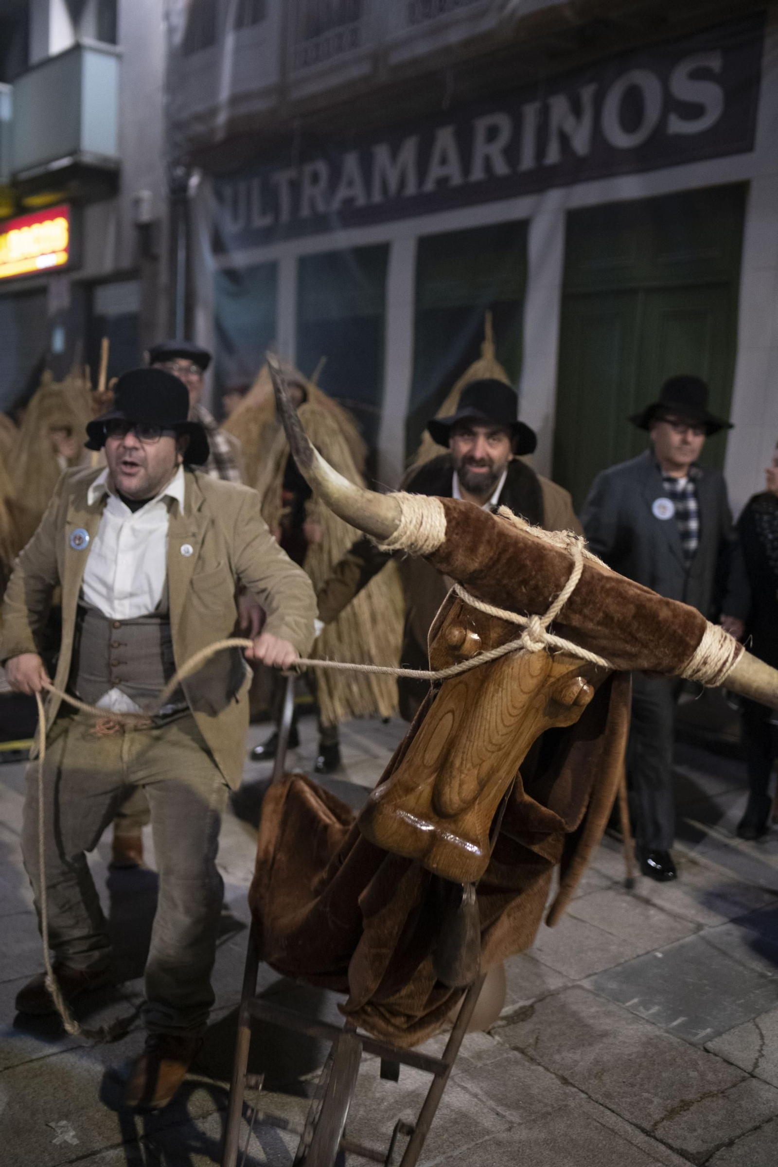 Vecinos vestidos con ropa de época acompañaron el carro que transportaba al Meco.