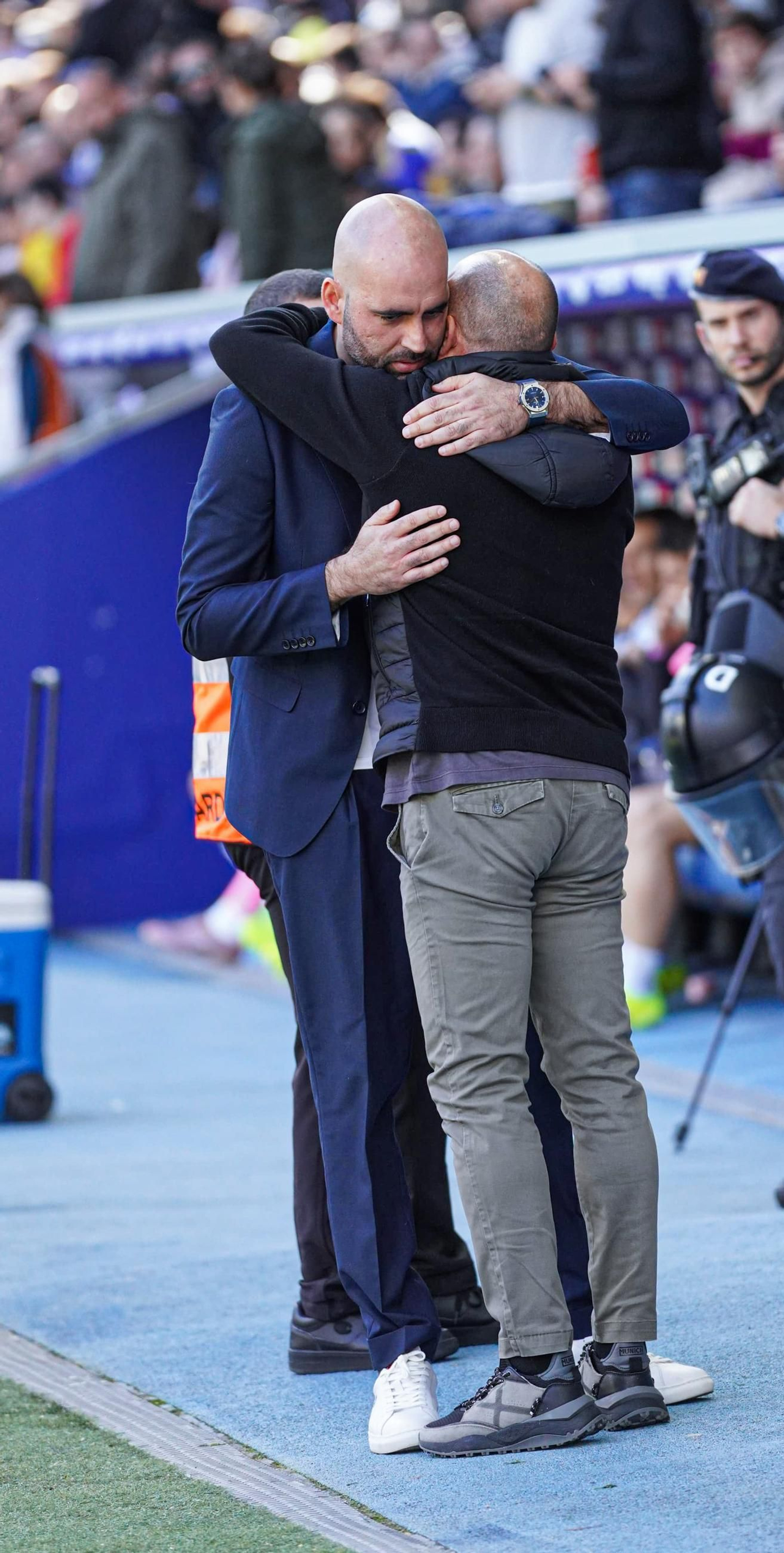 Giráldez y Manolo González se abrazaron. Pelillos a la mar.