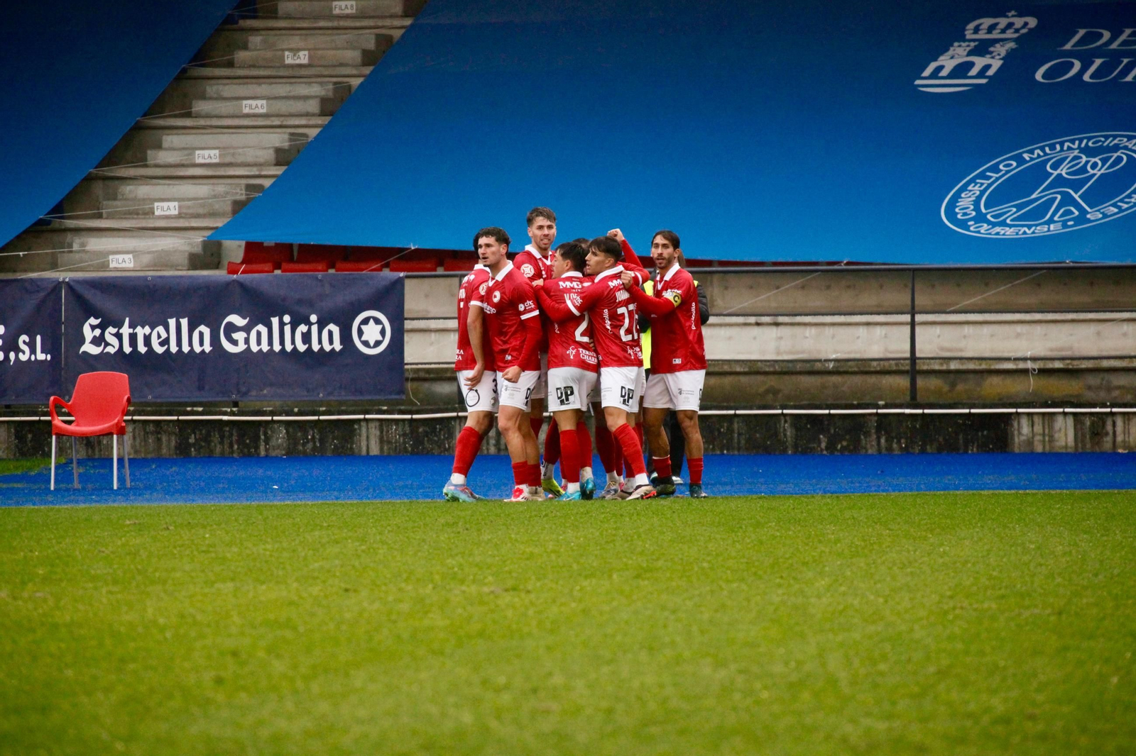 Galería | Tarde de frío y lluvia en O Couto entre Ourense CF y Unionistas de Salamanca