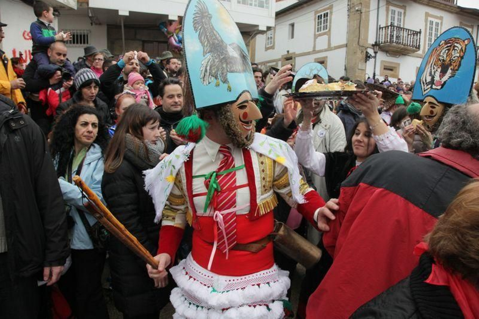 El peliqueiro es el representante del orden y también del Entroido en Laza.