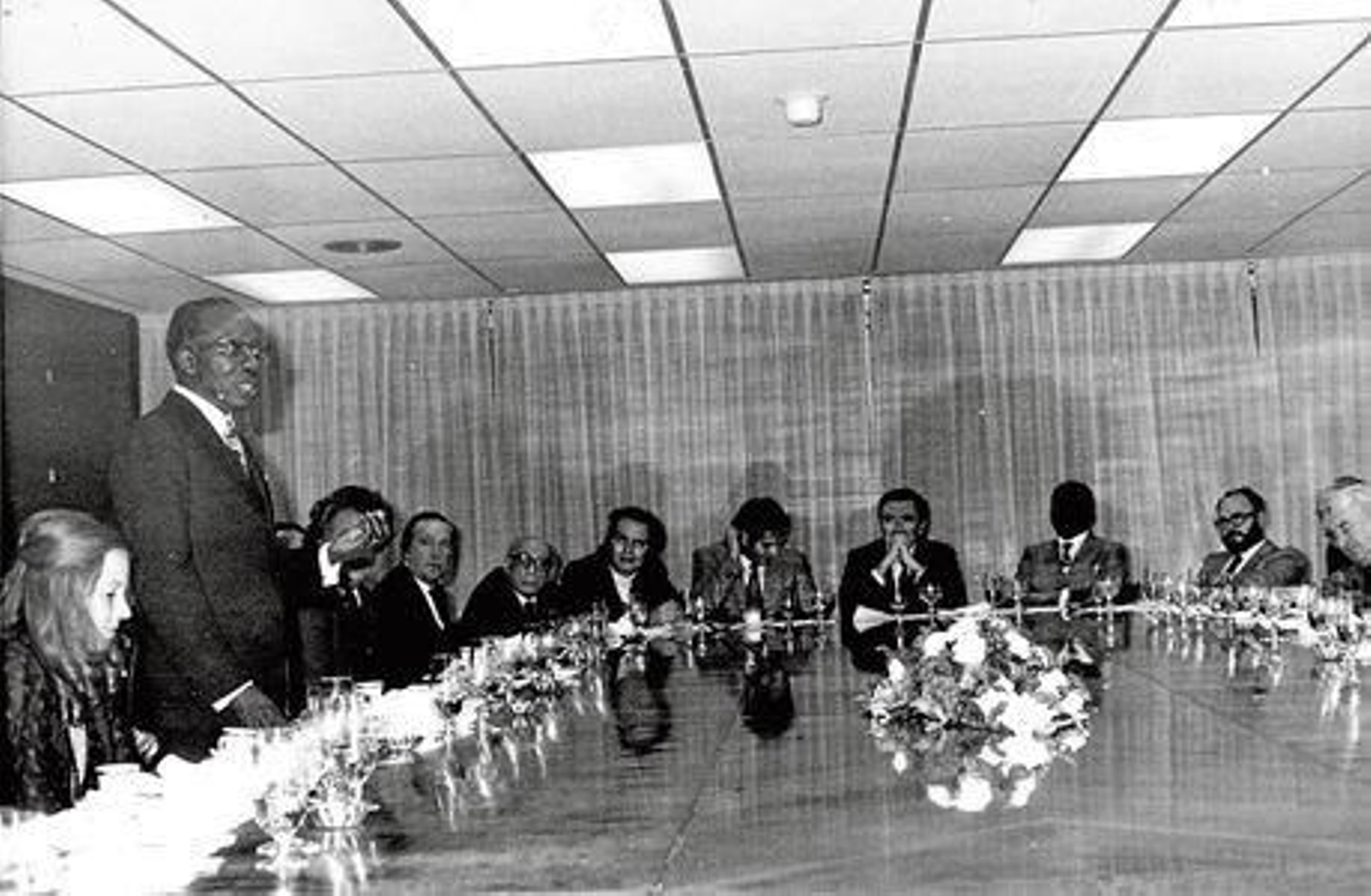 El presidente de Senegal, Leopoldo Sedar Senghor (de pie), habla a los presentes durante la cena ofrecida por Luis María Ansón en la sede de la Agencia Efe.