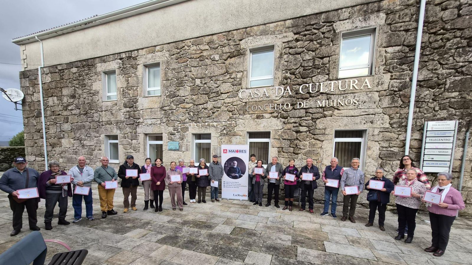 El grupo de participantes en Muíños posa en el exterior de la Casa da Cultura del Concello