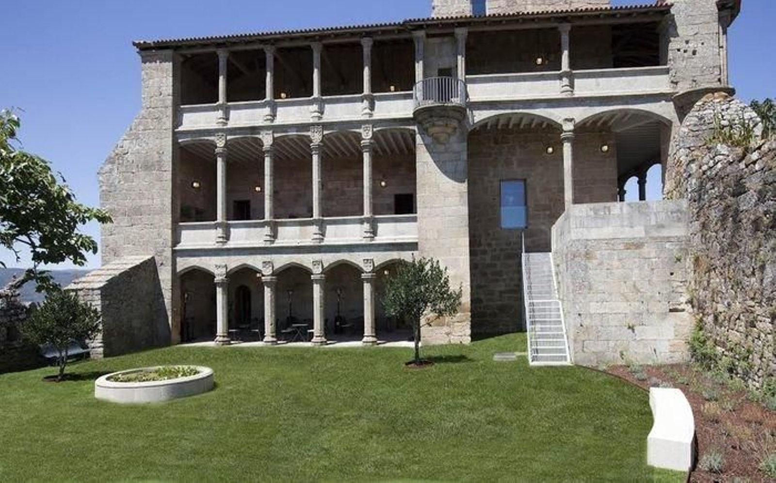 Impresionante imagen de la fachada del nuevo parador, con el patio de las Damas al fondo.