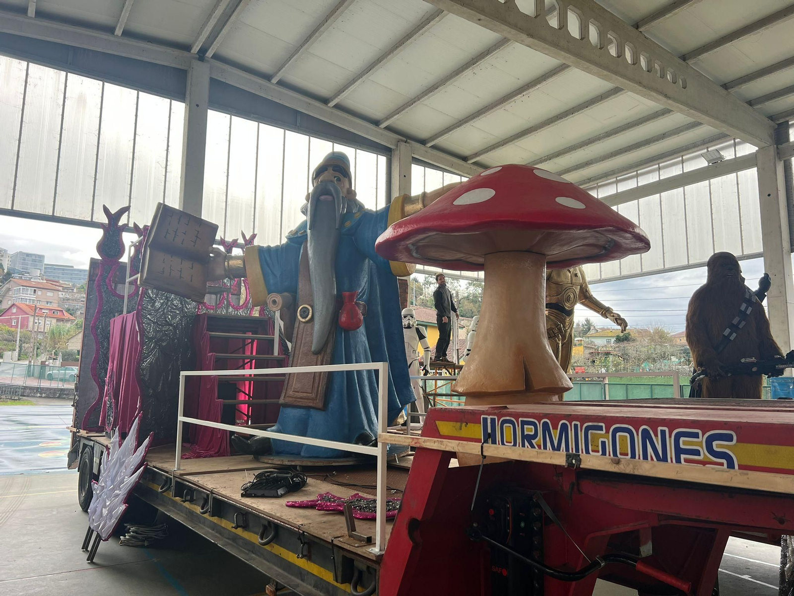 Montaje de una de las carrozas que formará parte hoy de la Cabalgata de Reyes en Pontevedra.