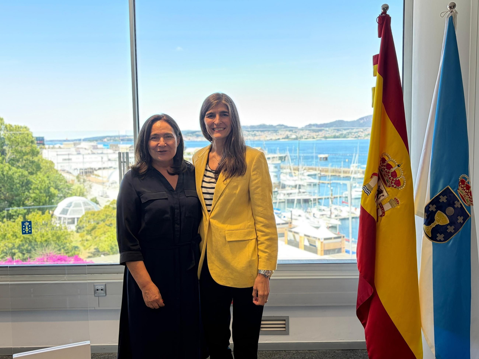 Ana Ortiz con Natalia Botana, ayer en la Delegación de la Xunta en Vigo
