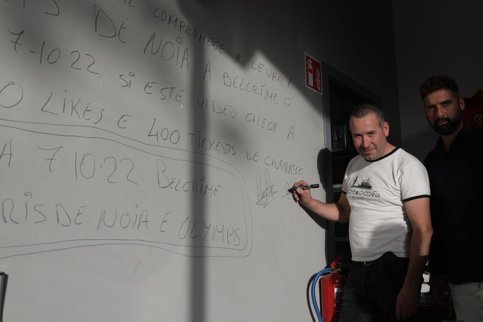 La apuesta de la orquesta París de Noia sellada en la pared de un bar (José Paz).