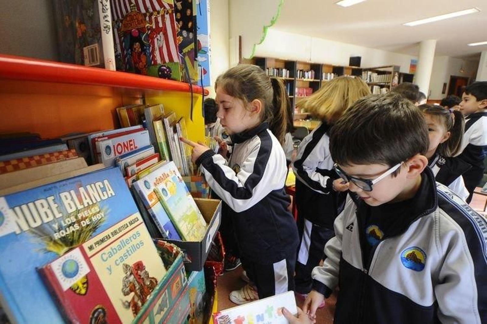 Varios escolares en la biblioteca del colegio Divina Pastora.