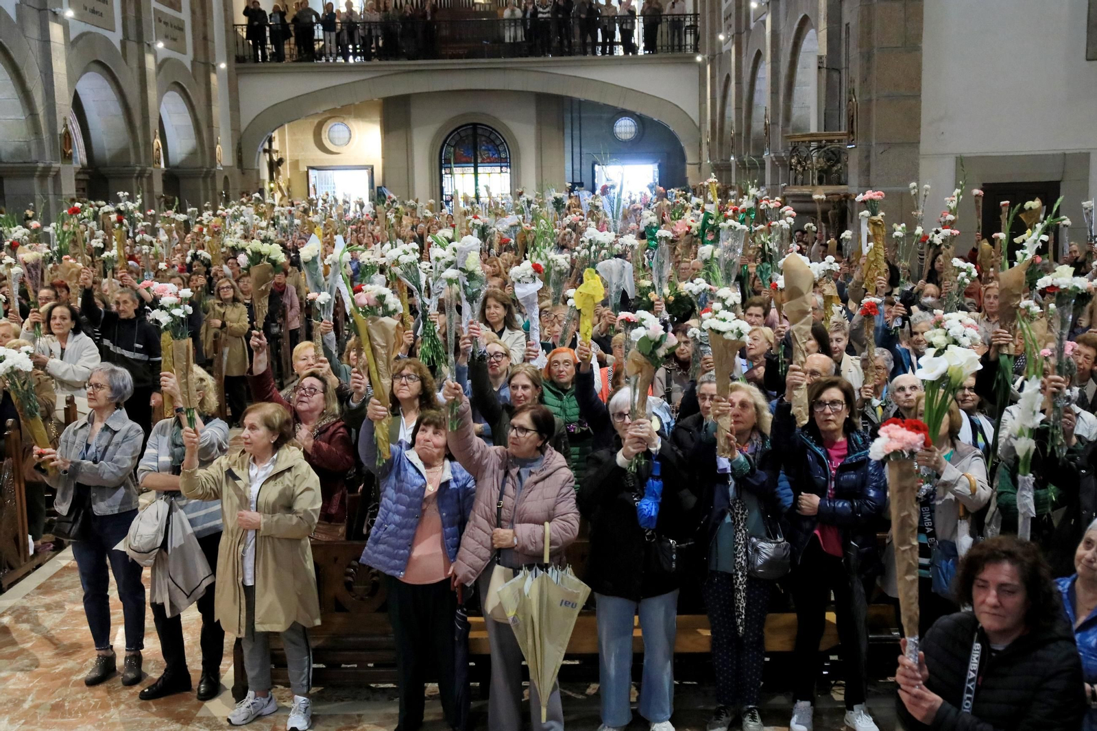 Galería | Las madres ofrecen sus flores un año más a la Virgen de Fátima, en fotos