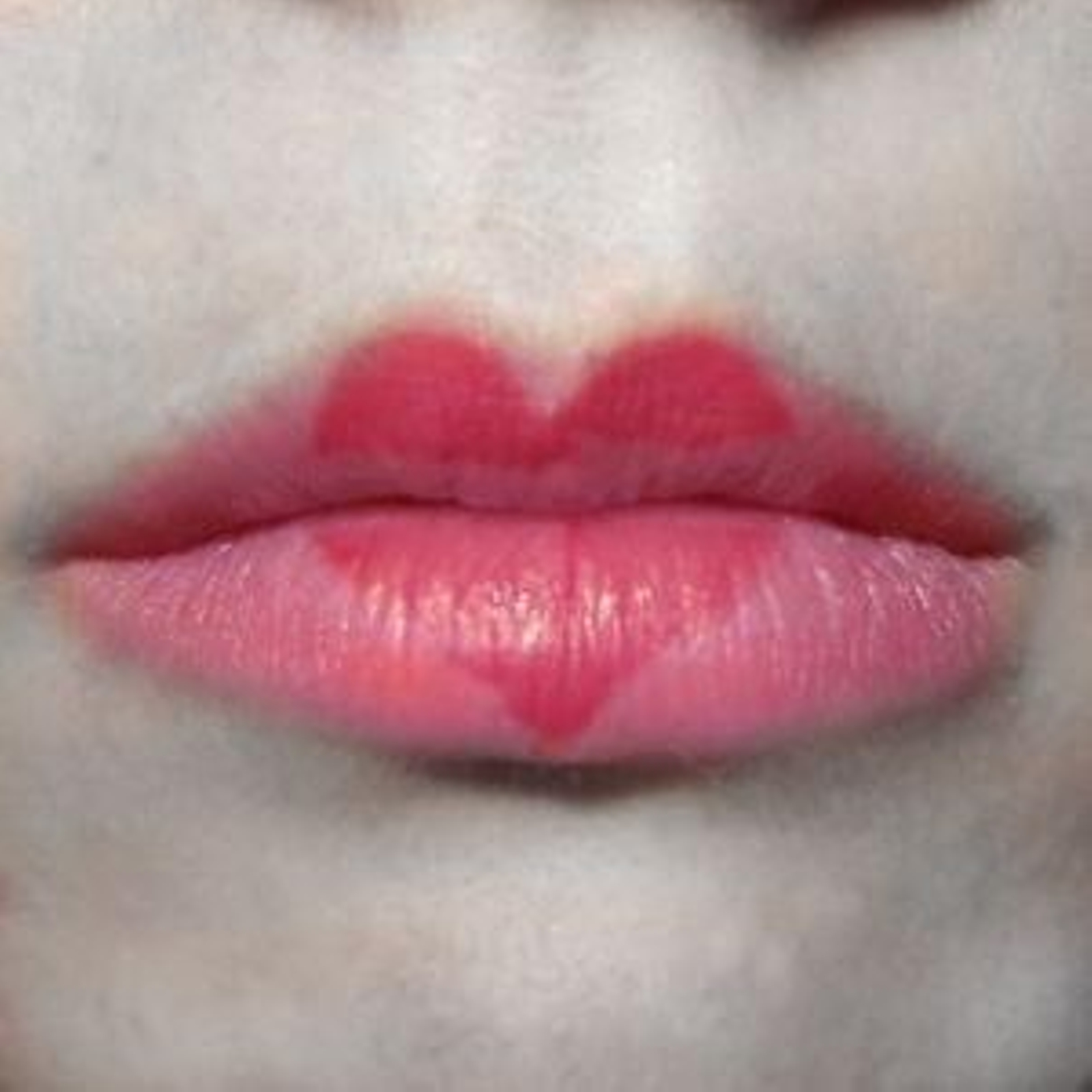 Los labios estilo geisha están muy de moda.