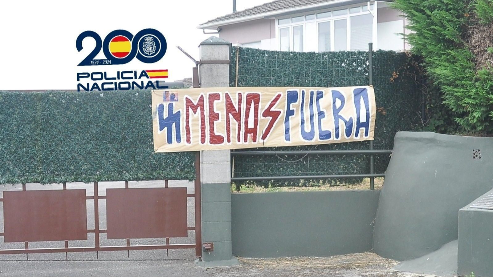 Pancarta con simbología nazi en a que se puede leer 'Menas Fuera'.