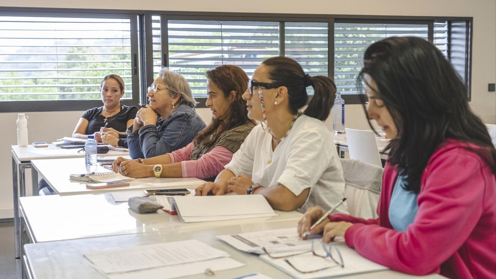 O alumnado atendendo ás explicacións do mestre.