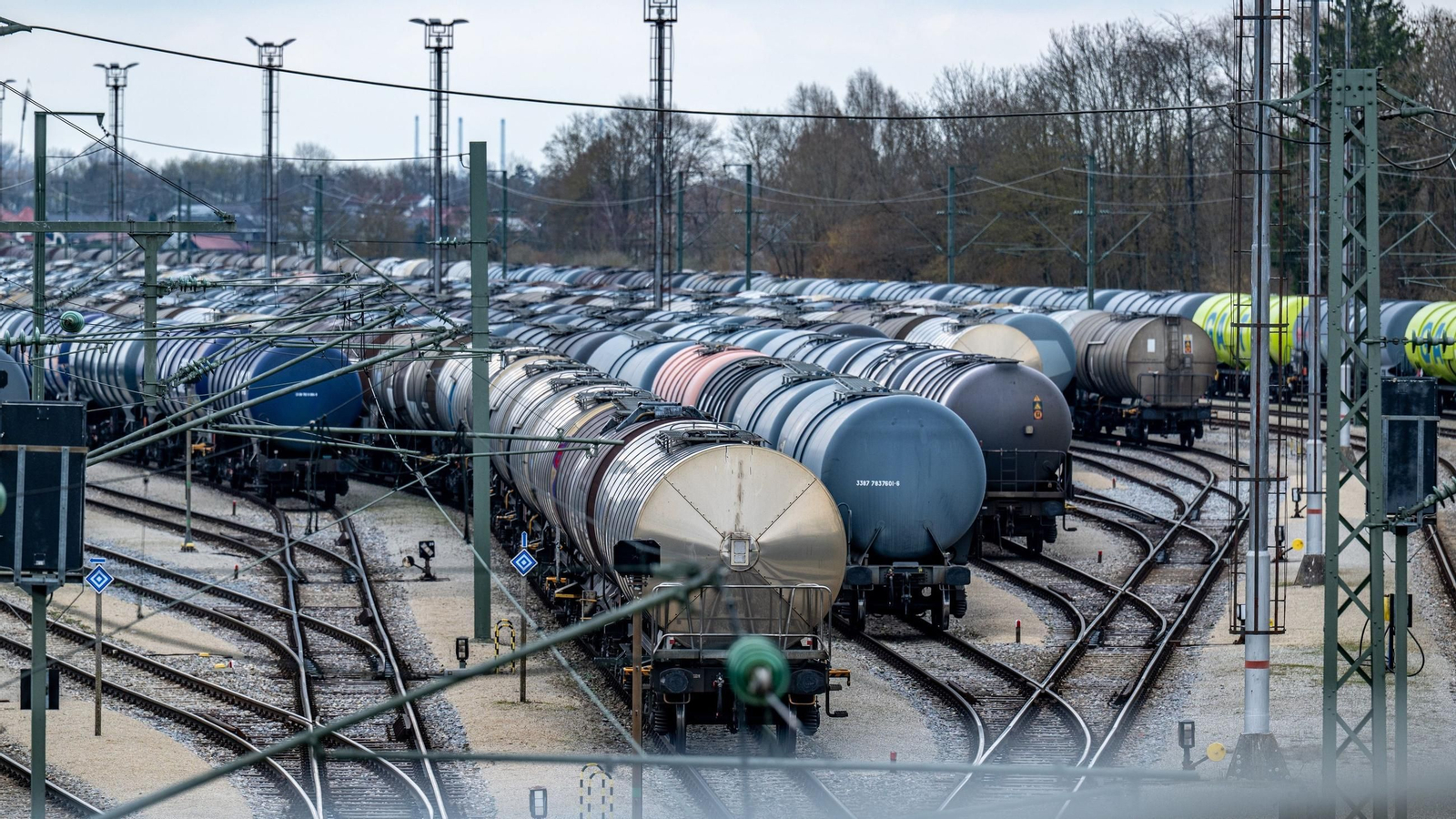 Vagones cisterna estacionados cerca de la refinería Bayernoil, en Alemania.