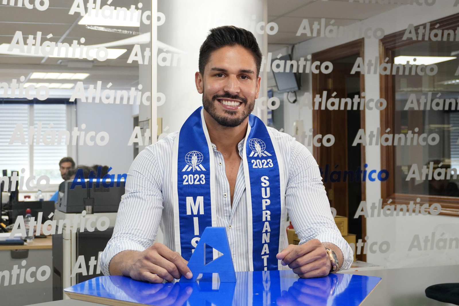 Iván Álvarez, con su banda de ganador del certamen, pasó por el set de Atlántico TV.