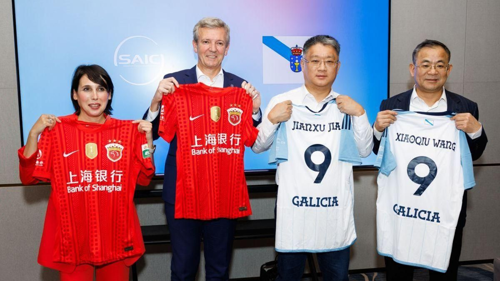 El presidente de la Xunta, Alfonso Rueda, y la conselleira de Economía e Industria, María Jesús Lorenzana, con los directivos de SAIC Motor en Pekín.