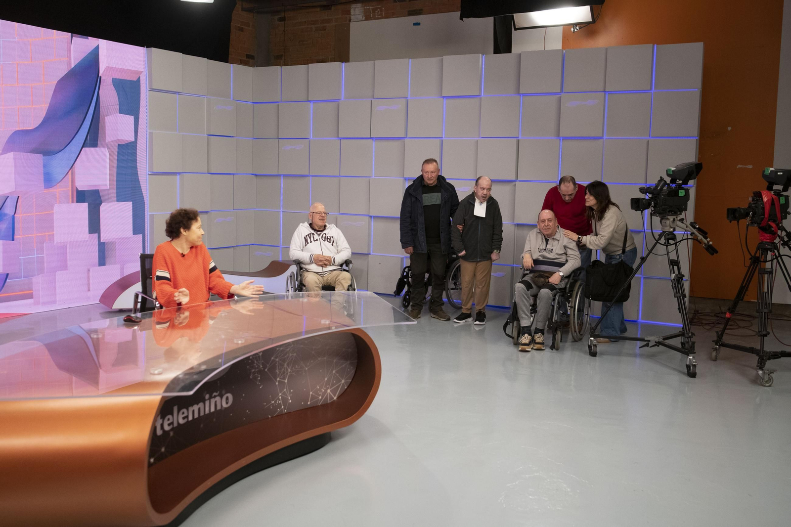 Galería | Usuarios de la Residencia de Santa Cruz conocen por dentro el trabajo de La Región y Telemiño