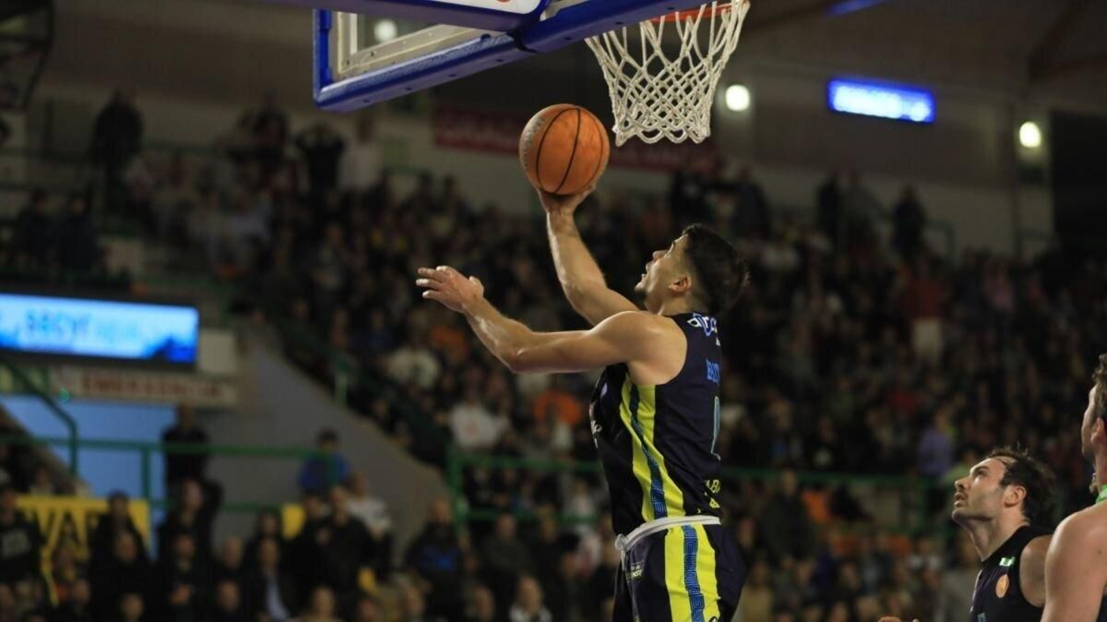 Diogo Brito trata de anotar una canasta bajo el aro.