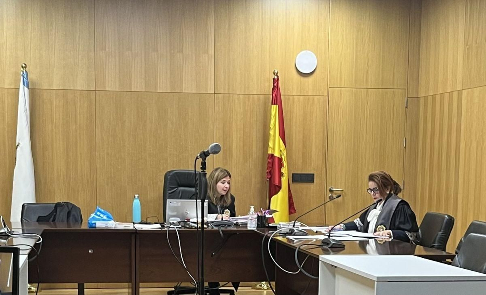 La jueza y la fiscal, durante el juicio.