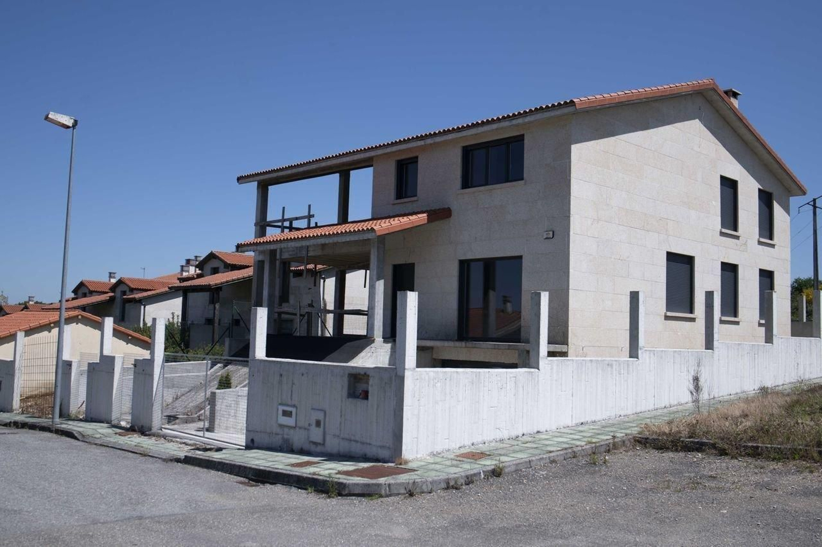 Una de las viviendas incompletas en la urbanización Val do Seixo, en A Manchica. (Foto: Xesús Fariñas)