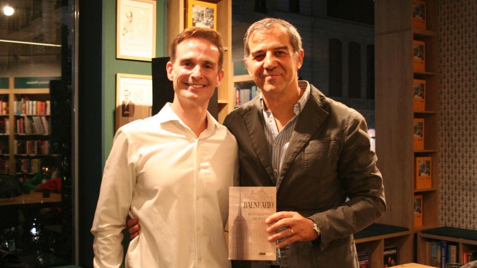 Los coautores Mateo Diego Prada y Luis Bradstrich, con un ejemplar de "Balneario".