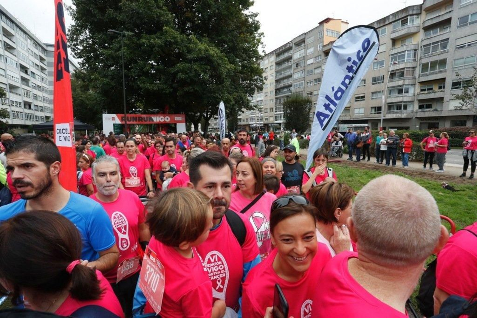 El color rosa abarrotó la Avenida de Castelao - JV Landín 175