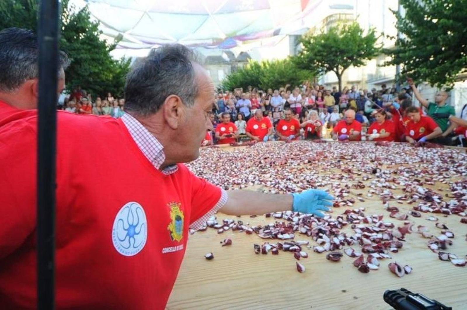 La elaboración de la tapa de pulpo más grande del mundo en Carballino 08